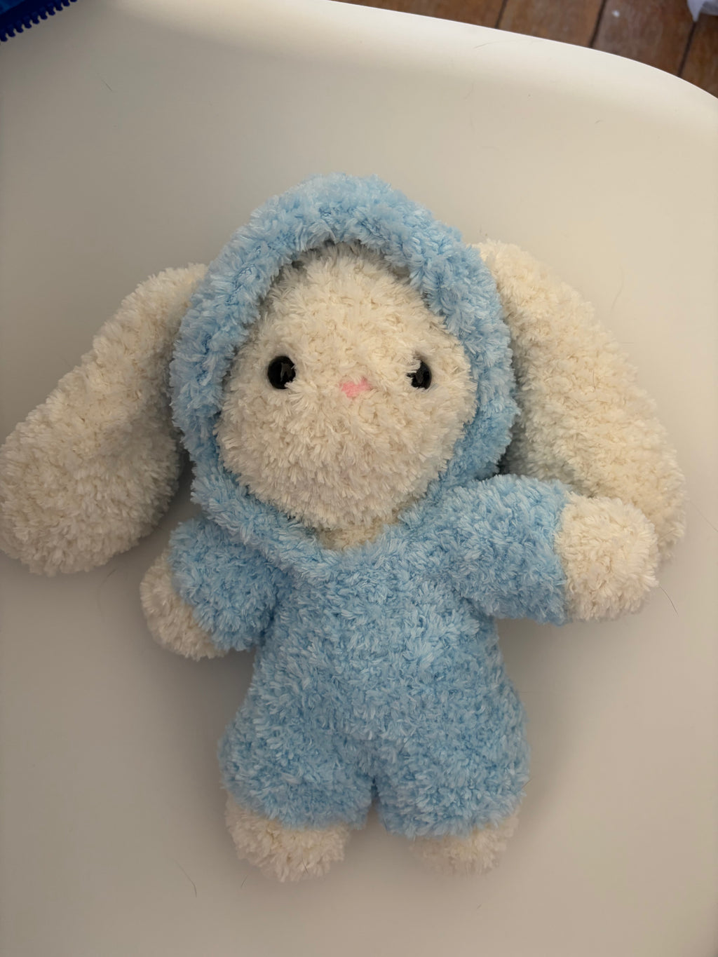Lapin fluffy pyjama bleu